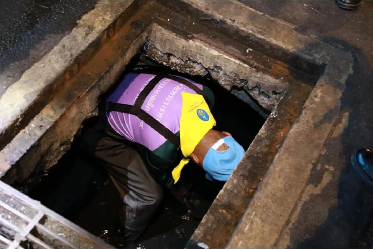 บิ๊กแป๊ะ นำ "บิ๊กทหาร-ตำรวจ" ลอกท่อปรับปรุงภูมิทัศน์เตรียมรับเสด็จ