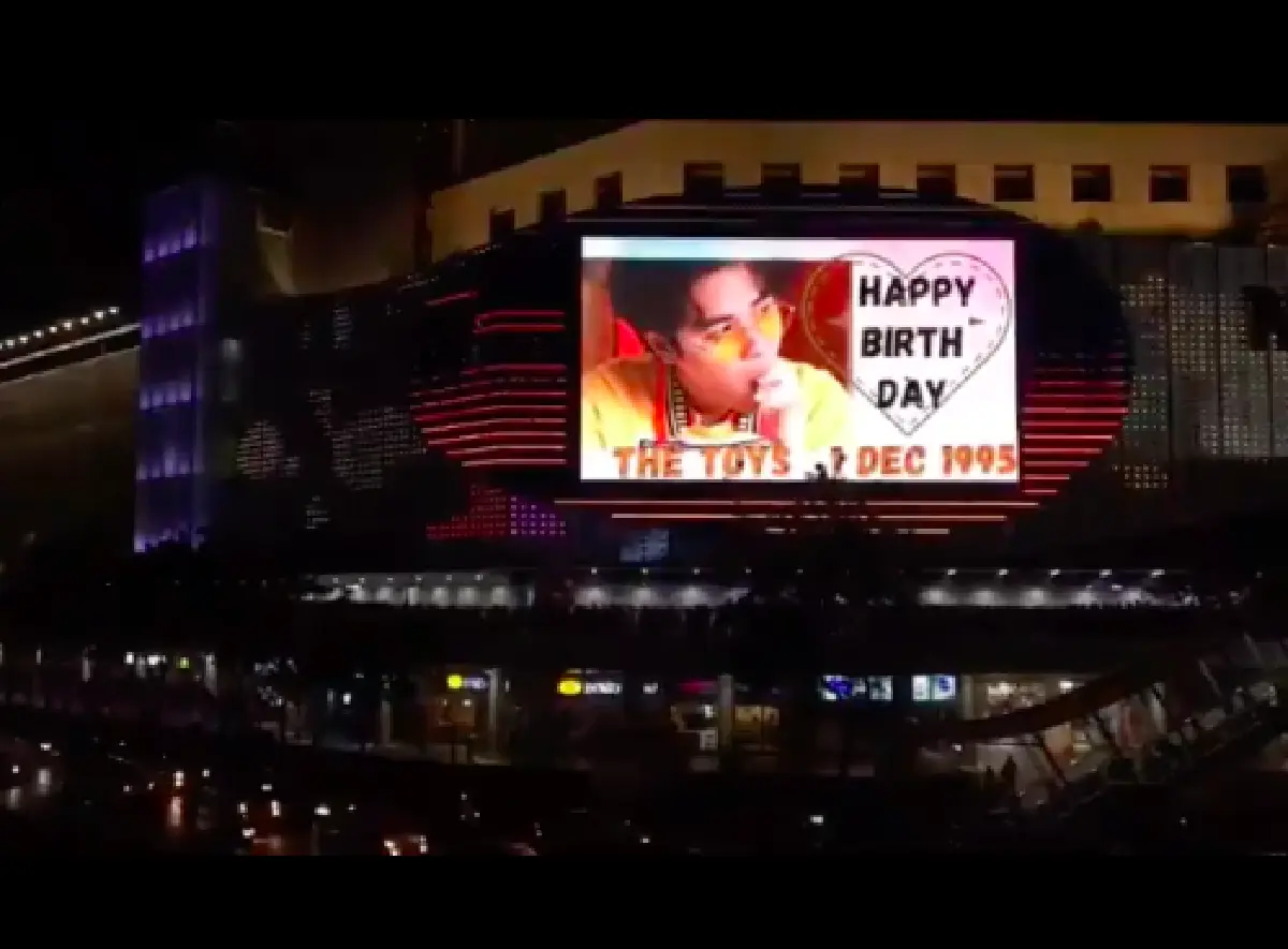 ปลื้มใจสุด "เดอะทอยส์” สุดเซอร์ไพรส์! แฟนคลับจัดป้าย LED ขึ้นโชว์กลางสี่แยก