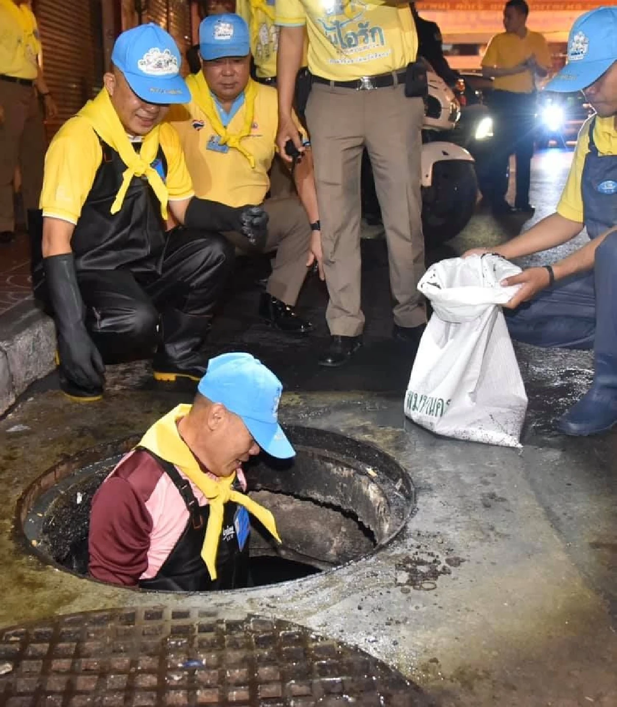 บิ๊กแป๊ะ นำ "บิ๊กทหาร-ตำรวจ" ลอกท่อปรับปรุงภูมิทัศน์เตรียมรับเสด็จ