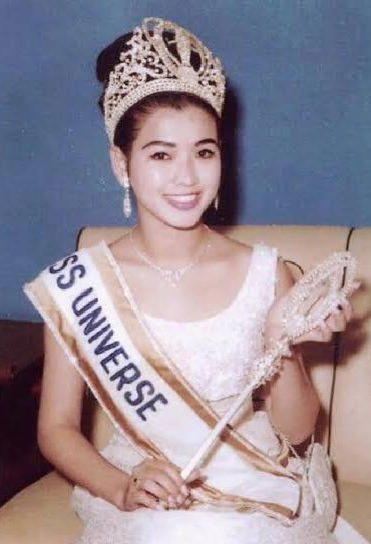 สวยอมตะ “ปุ๊ก อาภัสรา” สมกับเป็นนางงามจักรวาลคนแรกของไทย