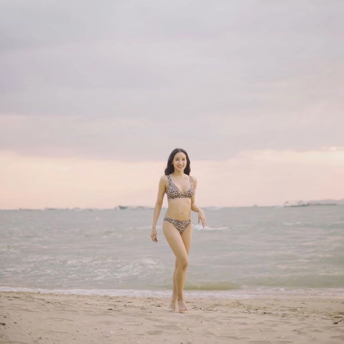 แม่มาเต็ม! "แพท ณปภา" สลัดผ้านุ่งบิกินี่เดินชิบริมทะเลอวดหุ่นแซ่บไม่เปลี่ยน