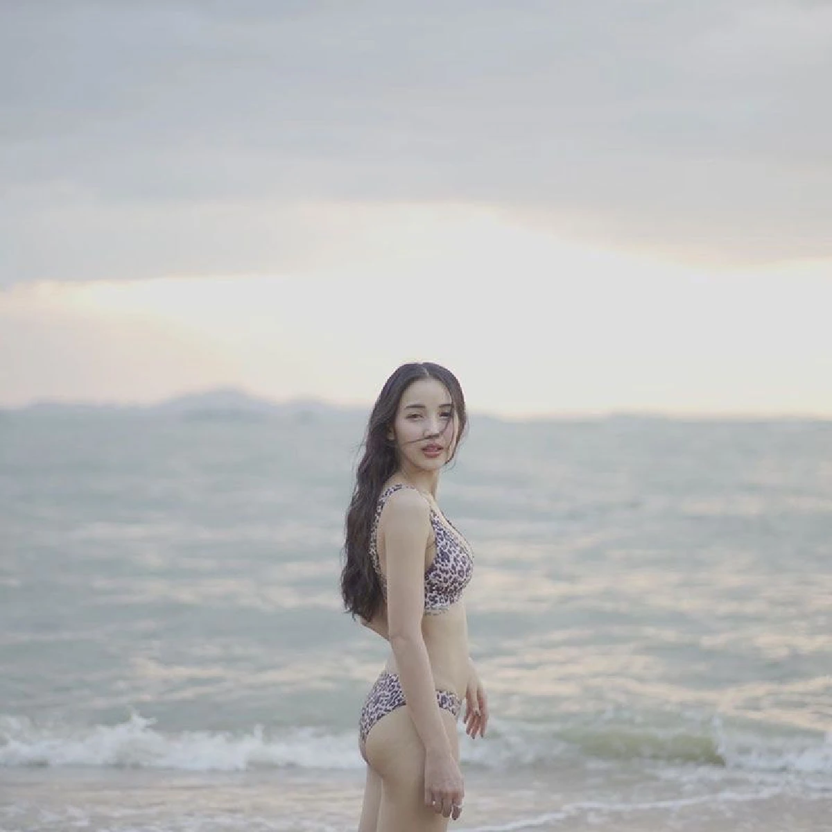 แม่มาเต็ม! "แพท ณปภา" สลัดผ้านุ่งบิกินี่เดินชิบริมทะเลอวดหุ่นแซ่บไม่เปลี่ยน