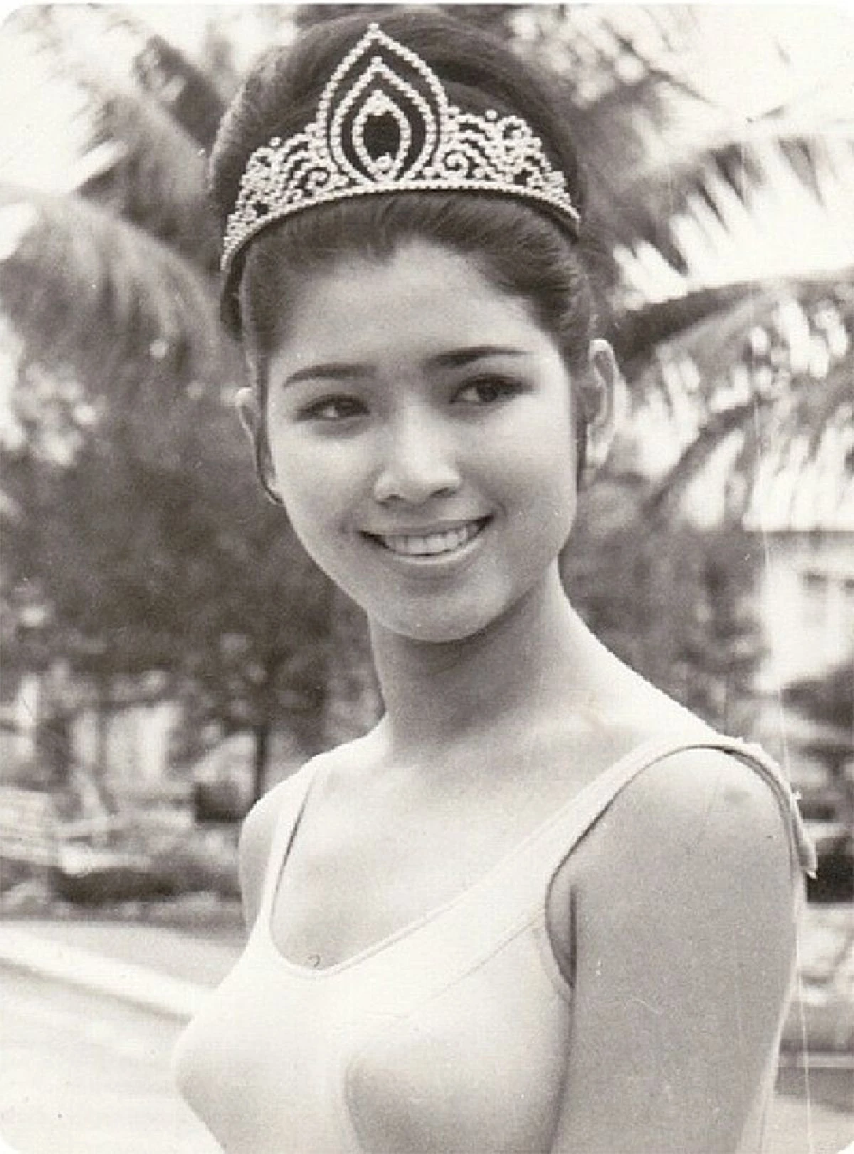 สวยอมตะ “ปุ๊ก อาภัสรา” สมกับเป็นนางงามจักรวาลคนแรกของไทย