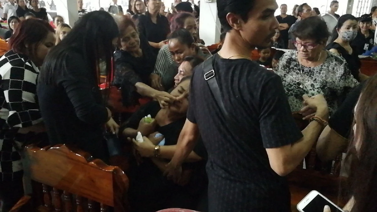 แฟนเพลง "คิว ภูริวัฒน์"ร่วมพิธีเผานักร้องดังแน่นวัดท่าเคียน