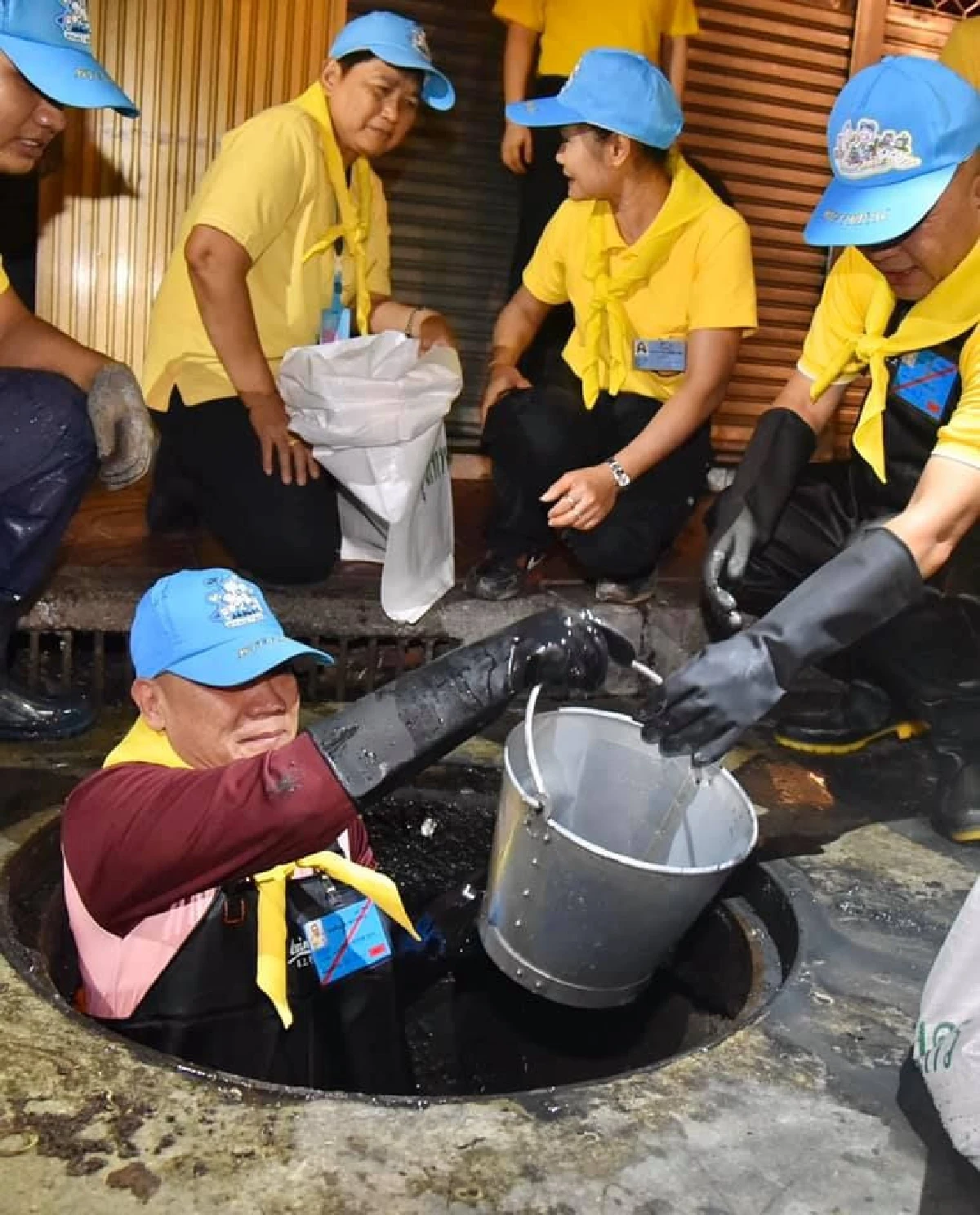 บิ๊กแป๊ะ นำ "บิ๊กทหาร-ตำรวจ" ลอกท่อปรับปรุงภูมิทัศน์เตรียมรับเสด็จ