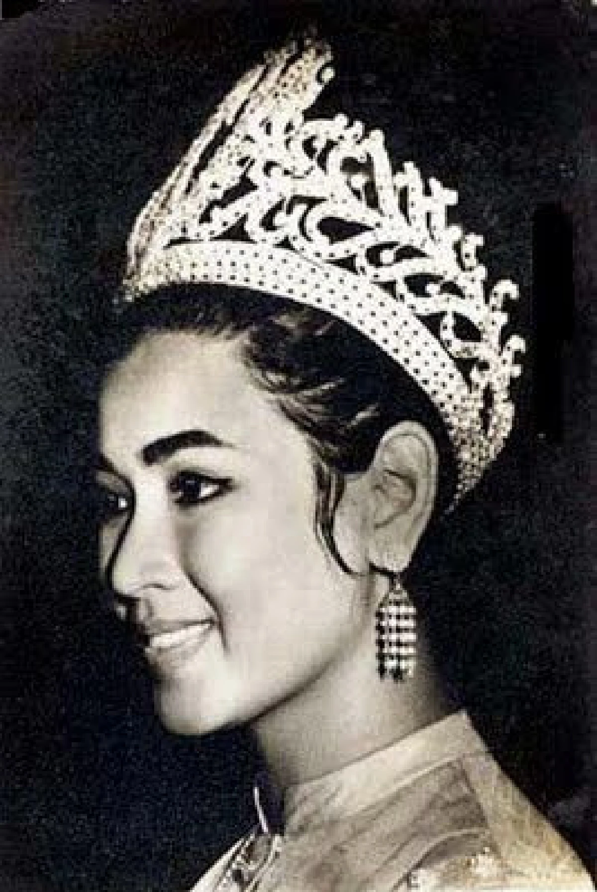 สวยอมตะ “ปุ๊ก อาภัสรา” สมกับเป็นนางงามจักรวาลคนแรกของไทย