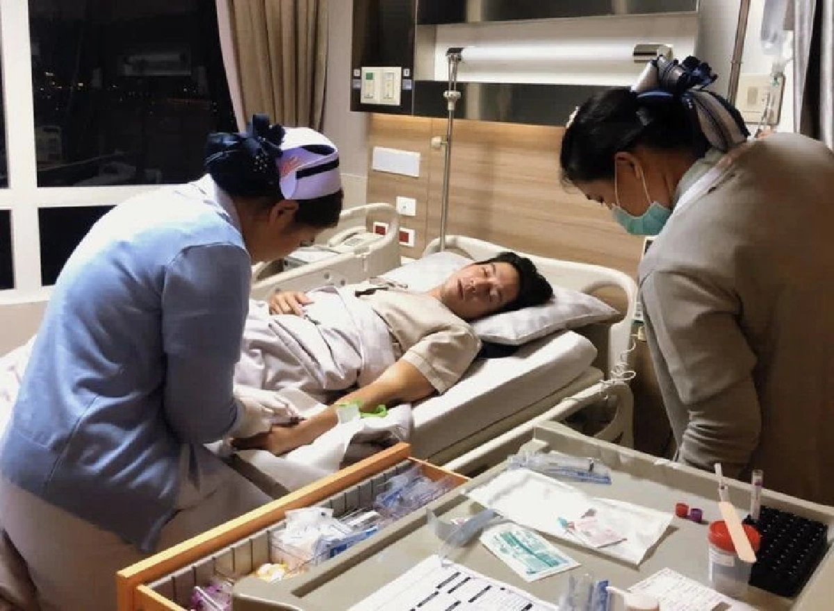 กำลังใจดี! "หลุยส์ สก๊อต” แอดมิดรพ. ป่วยลำไส้อักเสบ "นุ่น รมิดา" ดูแลไม่ห่าง