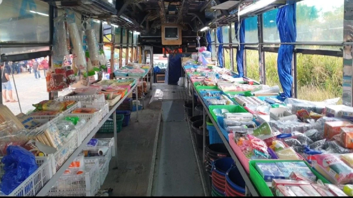 หนุ่มไอเดียเจ๋ง! ดัดแปลงรถรับส่งนักเรียนเป็นร้านค้าเคลื่อนที่
