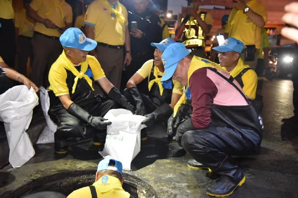 บิ๊กแป๊ะ นำ "บิ๊กทหาร-ตำรวจ" ลอกท่อปรับปรุงภูมิทัศน์เตรียมรับเสด็จ