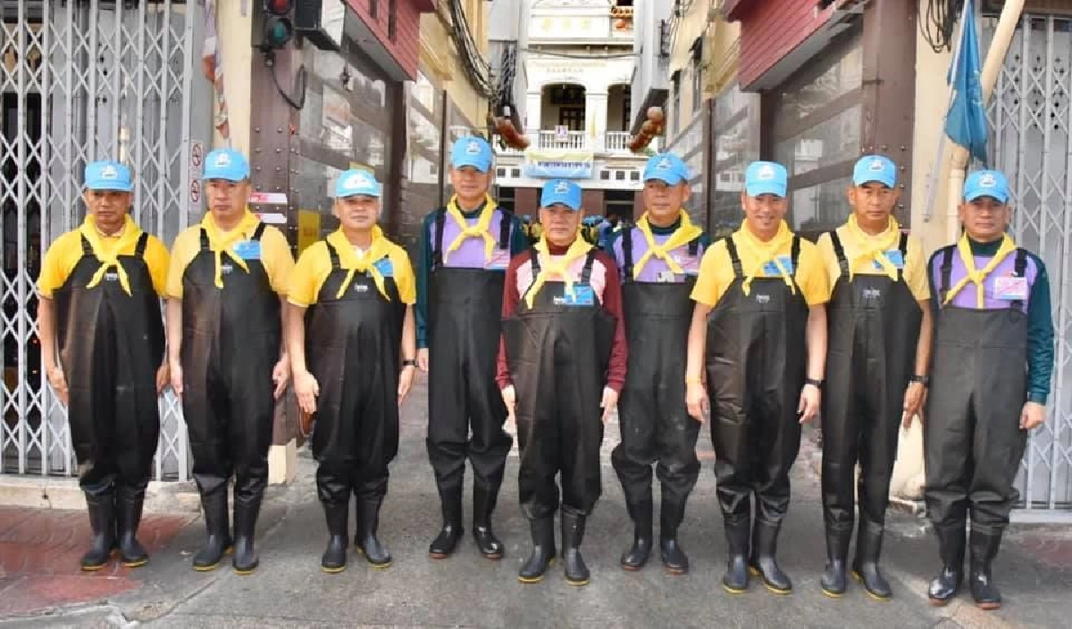 บิ๊กแป๊ะ นำ "บิ๊กทหาร-ตำรวจ" ลอกท่อปรับปรุงภูมิทัศน์เตรียมรับเสด็จ