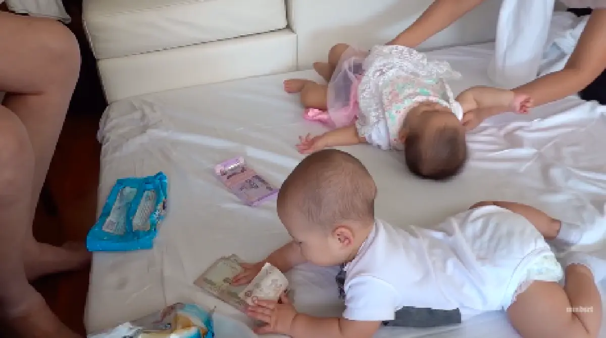 "คุณปู่สุทธิเกียรติ” แจกเงินแสน "มีก้า-มีญ่า” ใครคลานถึงปึกเงินก่อนเอาไปเลย