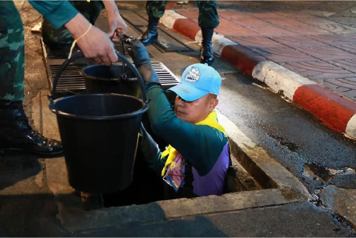 บิ๊กแป๊ะ นำ "บิ๊กทหาร-ตำรวจ" ลอกท่อปรับปรุงภูมิทัศน์เตรียมรับเสด็จ