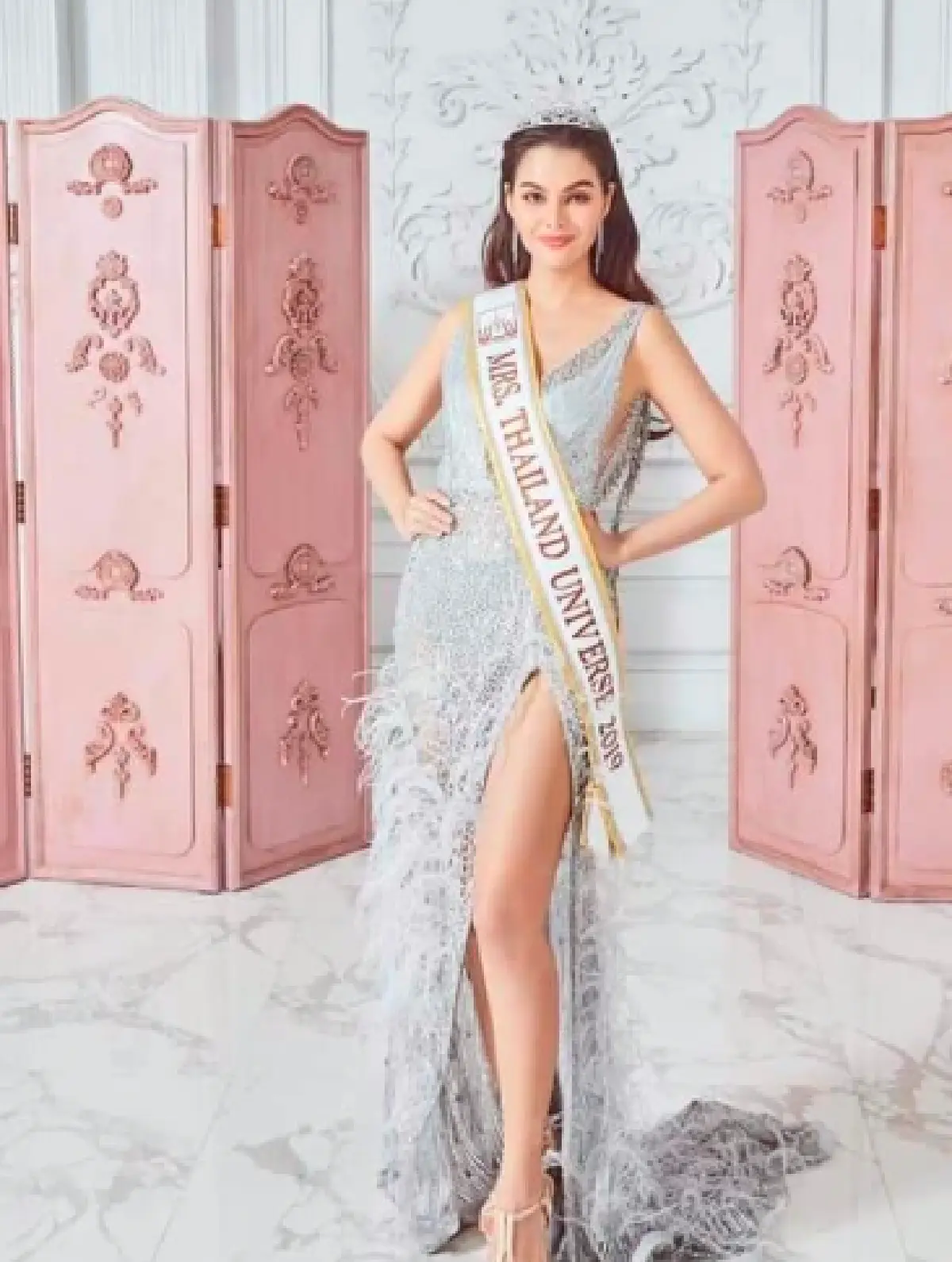 "ลินดา" อดีตลูกสะใภ้ "นก สินจัย” เข้าศัลยกรรมเสริมหน้าอก เพื่อบินชิงมงกุฏ “มิสซิสยูนิเวิร์ส”