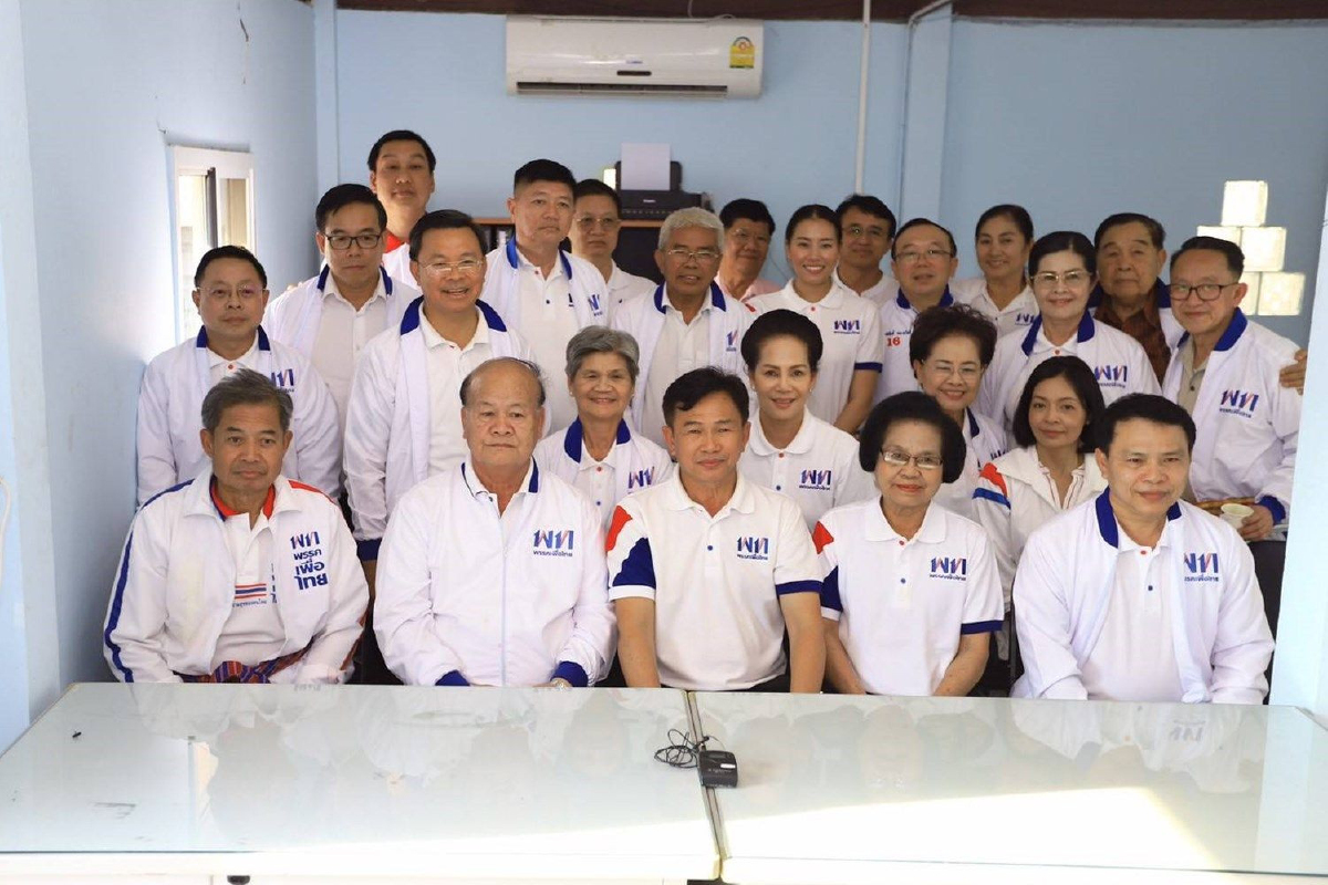 ส.ส.อีสานแถลงหนุน"คุณหญิงหน่อย"เป็นปธ.ยุทธศาสตร์เพื่อไทยต่อไป ส.ส.อีสานแถลงหนุน"คุณหญิงหน่อย"เป็นปธ.ยุทธศาสตร์เพื่อไทยต่อไป