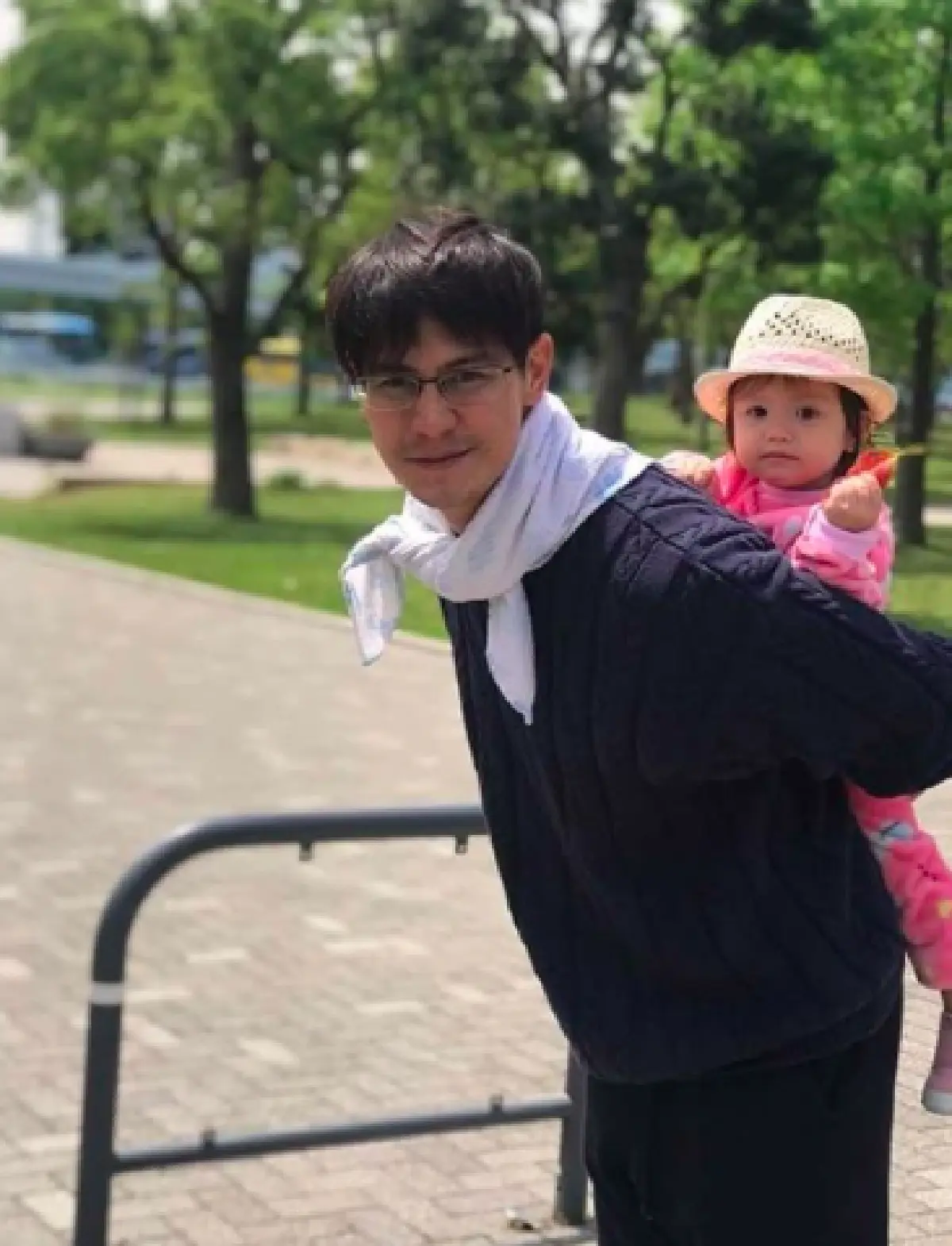 เด็กเลี้ยงไก่! "น้องมารีน” ลูกสาว “น้ำ รพีภัทร” ช่วยดูแลบ้านสวนอีกแรง