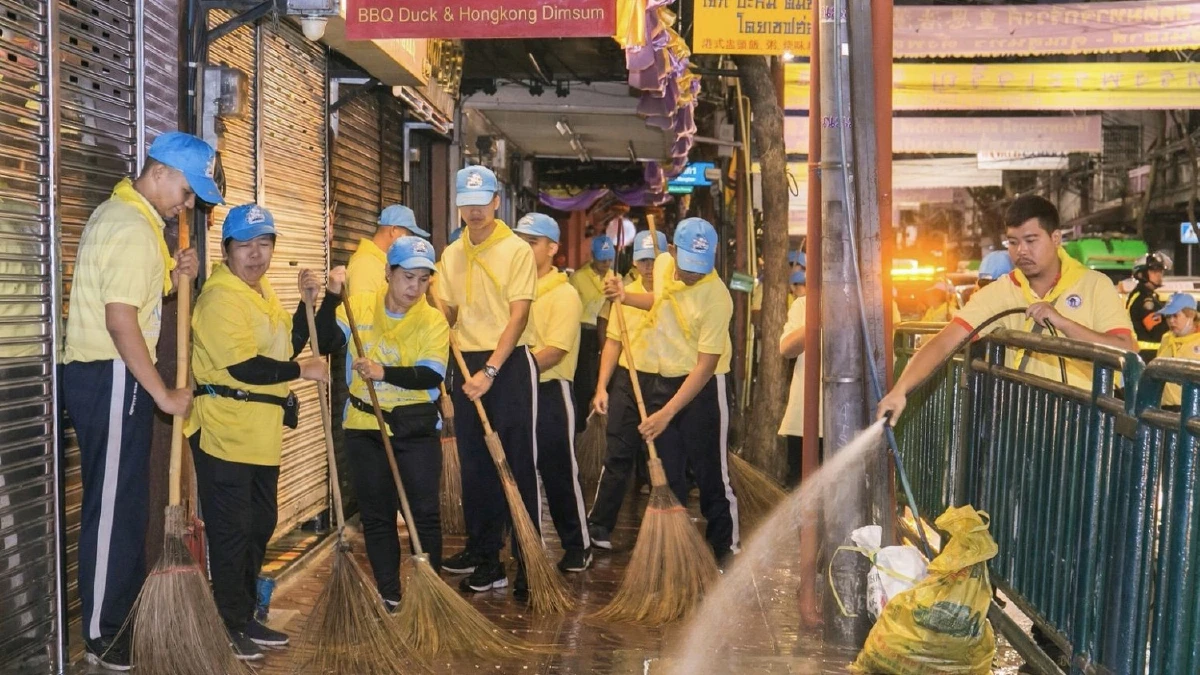 จิตอาสาปรับภูมิทัศน์เตรียมรับเสด็จ"ในหลวง-พระราชินี"เสด็จฯ เยาวราช