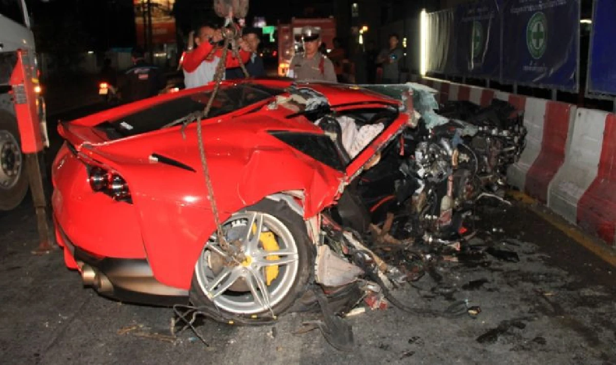 Ferrari พุ่งเสียหลักชนแบริเออร์ "ฝน ฮอร์โมนส์-นักแข่งดัง” บาดเจ็บ