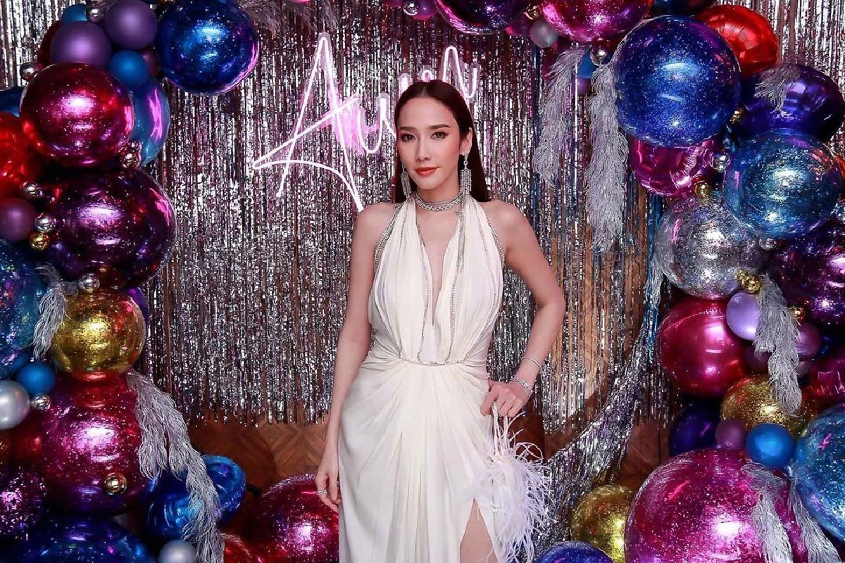 มีแต่ความสุข "อั้ม พัชราภา” ถึงกับน้ำตาไหล! เพื่อนๆ ทำเซอร์ไพรส์คุกเข่าขอแต่งงาน