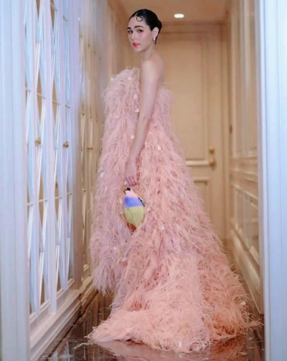 แม่นกน้อยขนฟูฟ่อง! “ชมพู่" จัดเต็มชุด Oscar de la Renta ในงานกาล่าเปิดตัวภาพยนตร์