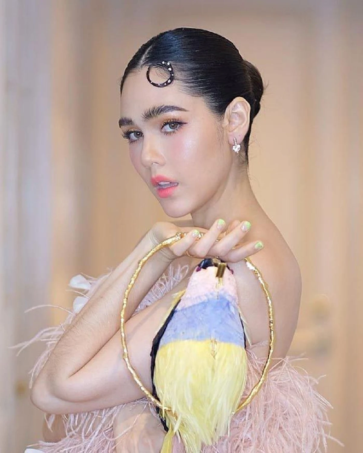 แม่นกน้อยขนฟูฟ่อง! “ชมพู่" จัดเต็มชุด Oscar de la Renta ในงานกาล่าเปิดตัวภาพยนตร์