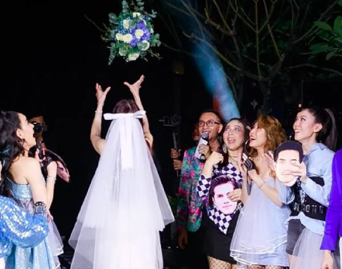 มีแต่ความสุข "อั้ม พัชราภา” ถึงกับน้ำตาไหล! เพื่อนๆ ทำเซอร์ไพรส์คุกเข่าขอแต่งงาน