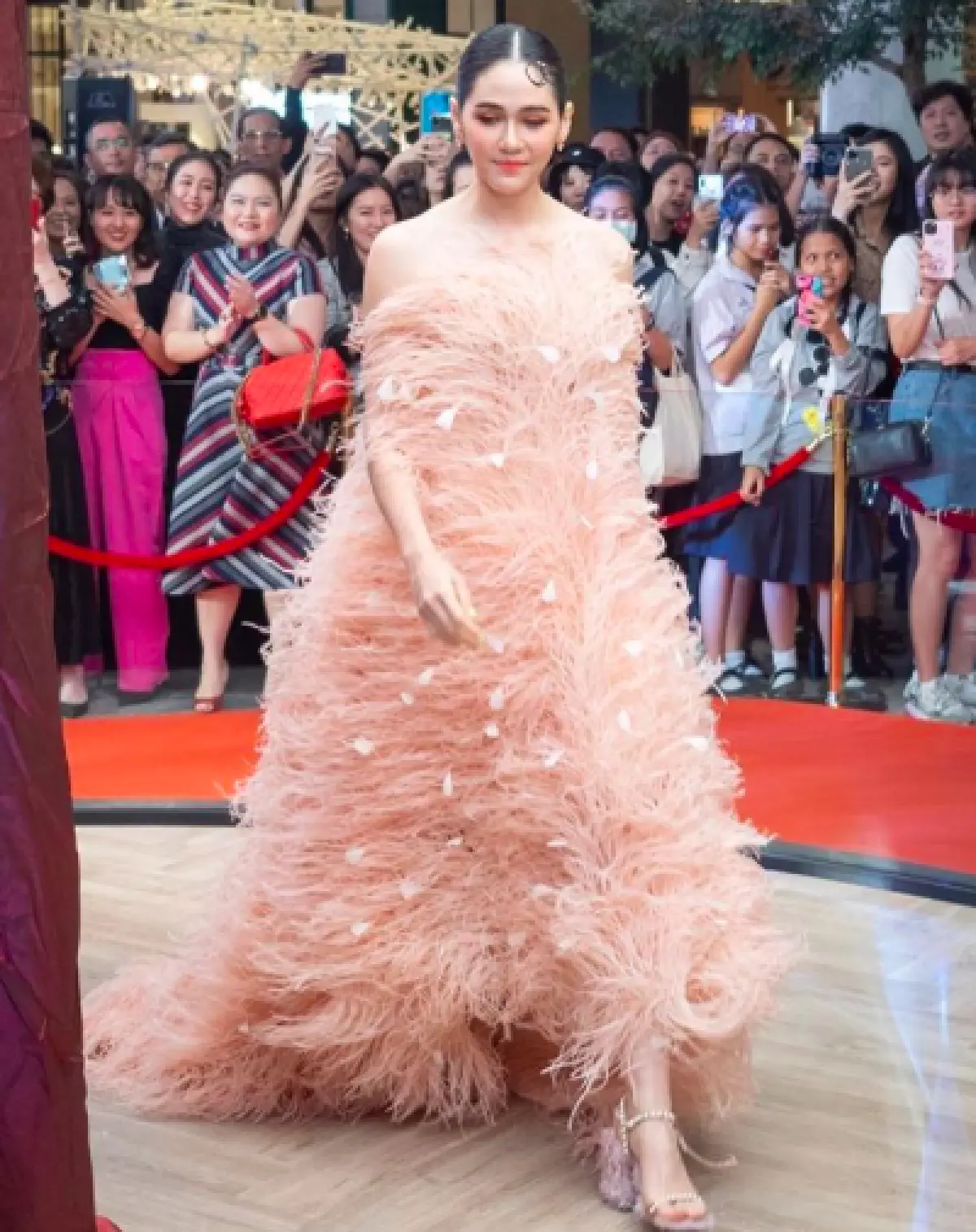 แม่นกน้อยขนฟูฟ่อง! “ชมพู่" จัดเต็มชุด Oscar de la Renta ในงานกาล่าเปิดตัวภาพยนตร์