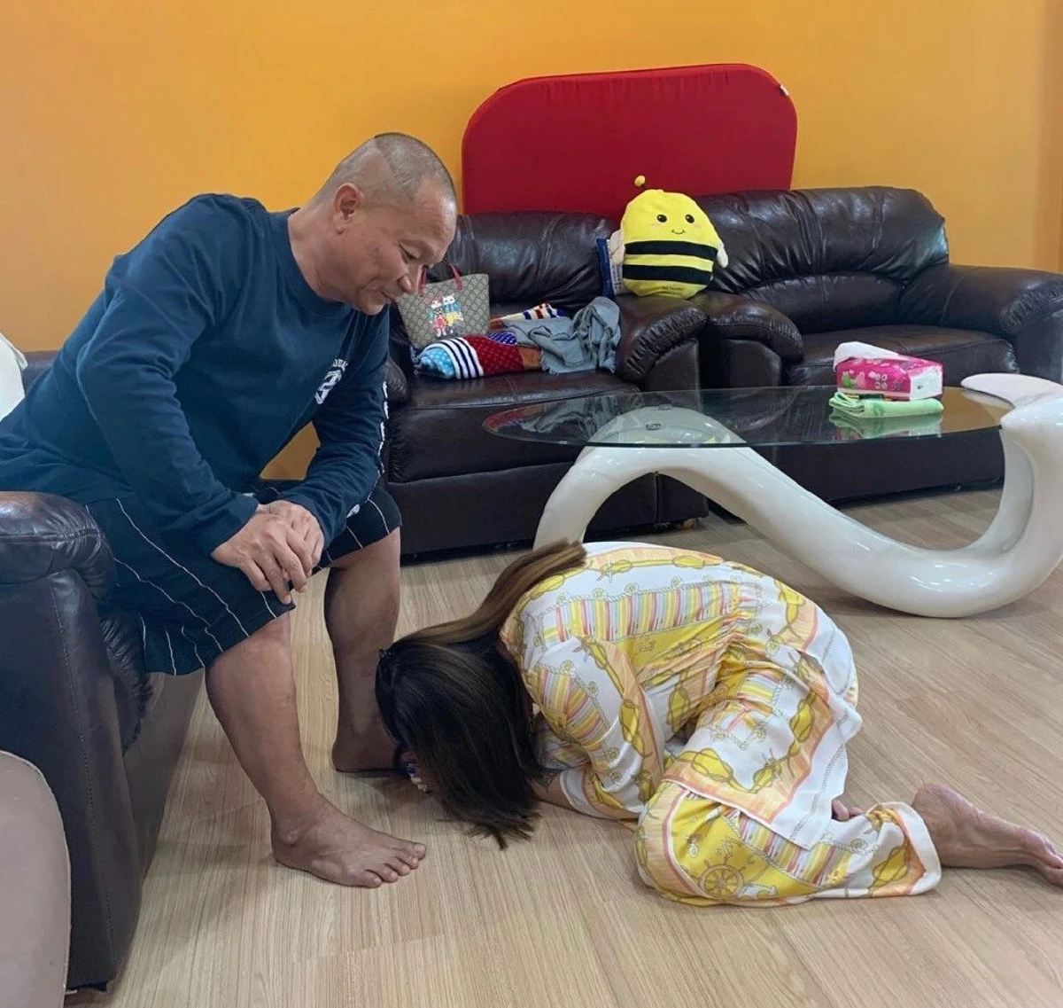 ภรรยานำพวงมาลัยกราบเท้า หม่ำ จ๊กมก เนื่องในวันพ่อ พร้อมบอกผัวคือพระเจ้า