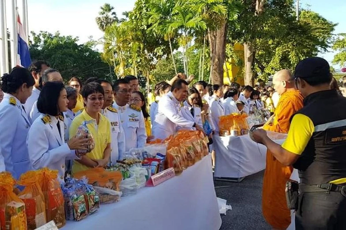 ภูเก็ตจัดพิธีทำบุญตักบาตร ถวายพานพุ่มวันพ่อแห่งชาติ