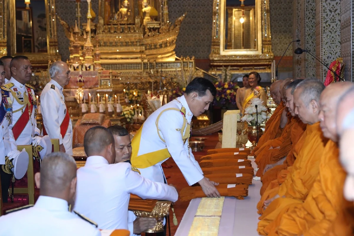 ในหลวง-พระราชินี ทรงบำเพ็ญพระราชกุศลวันคล้ายวันพระบรมราชสมภพรัชกาลที่9