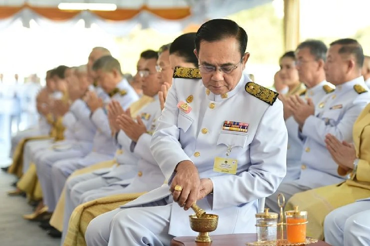 นายกฯนำทำบุญตักบาตรถวายพระราชกุศล ร.9