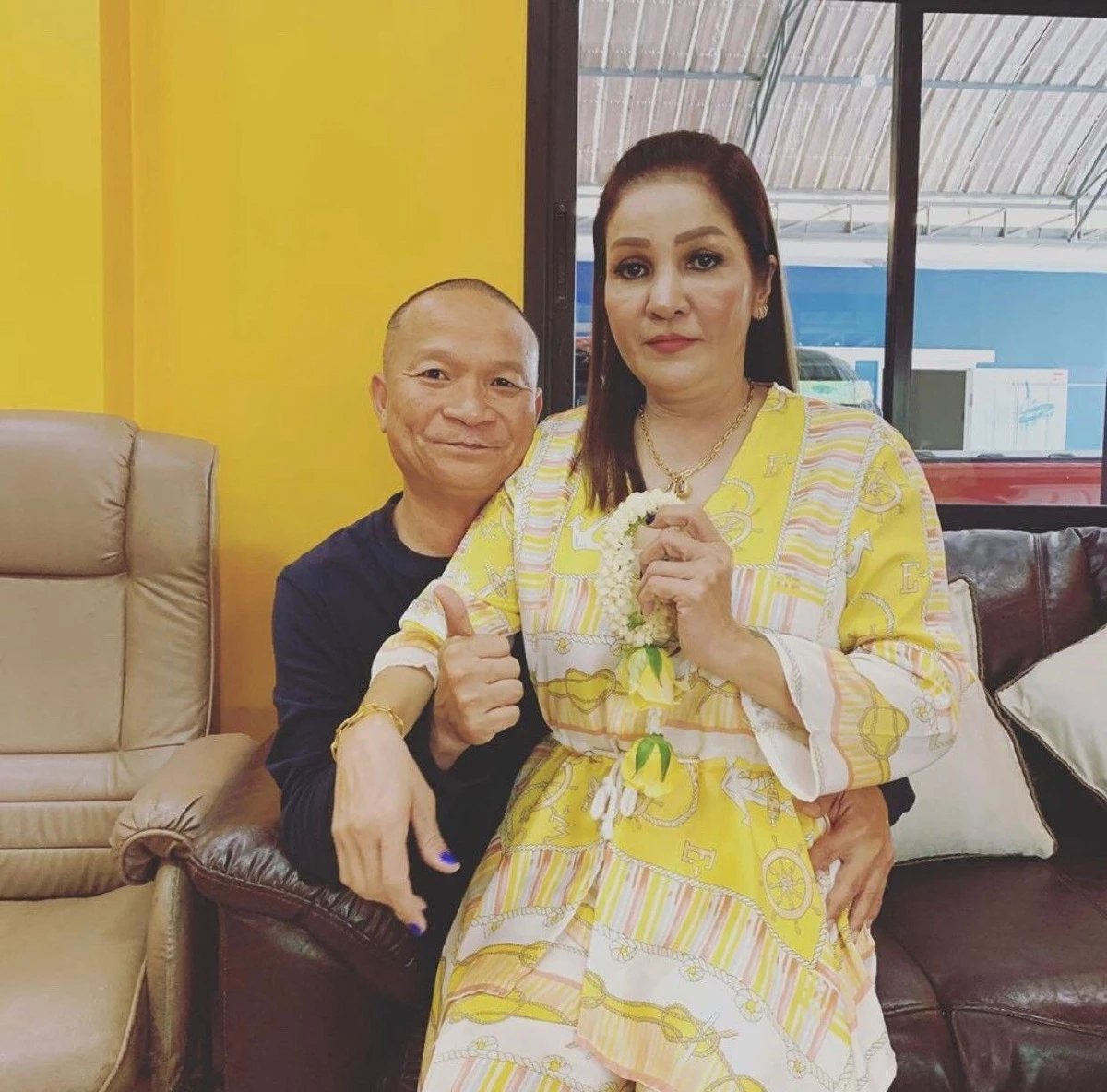 ภรรยานำพวงมาลัยกราบเท้า หม่ำ จ๊กมก เนื่องในวันพ่อ พร้อมบอกผัวคือพระเจ้า