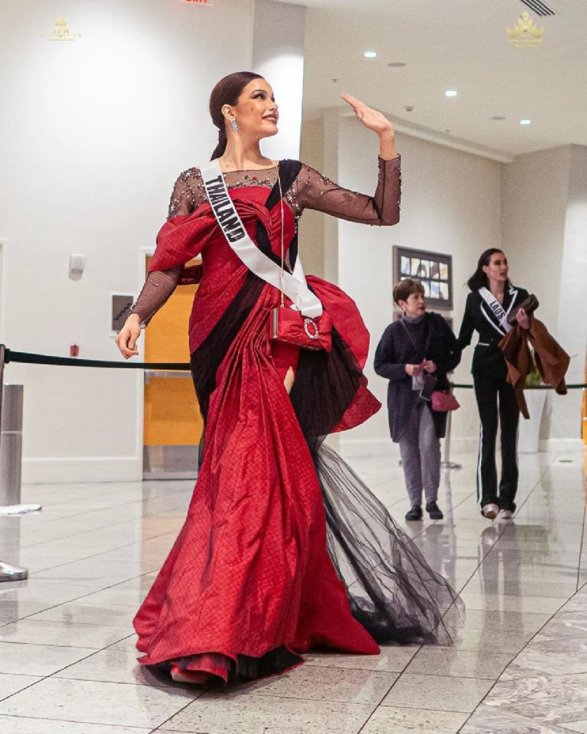 สวยหรูดูแพง! ฟ้าใส ปวีณสุดา ในชุดราตรีผ้าไหมจากแบรนด์ sirivannavari