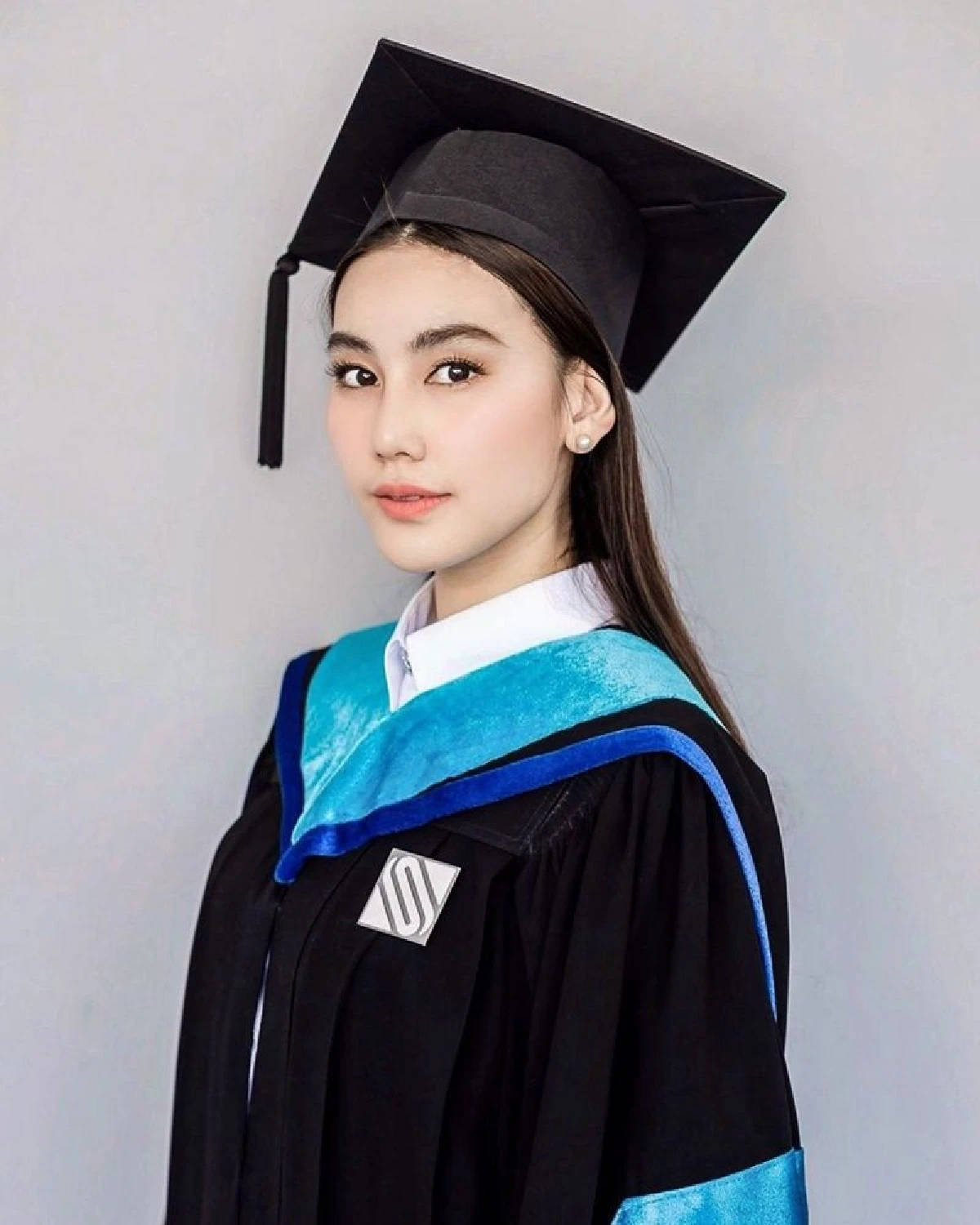 ดาว พิมพ์ทอง สวยเป๊ะในชุดครุย โพสท่าจัดเต็มเตรียมรับปริญญาแล้ว