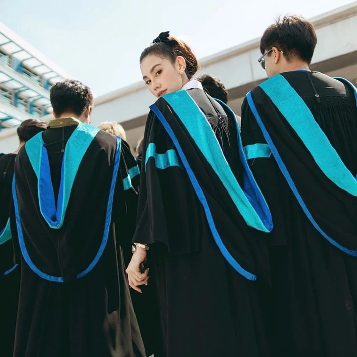 ดาว พิมพ์ทอง สวยเป๊ะในชุดครุย โพสท่าจัดเต็มเตรียมรับปริญญาแล้ว