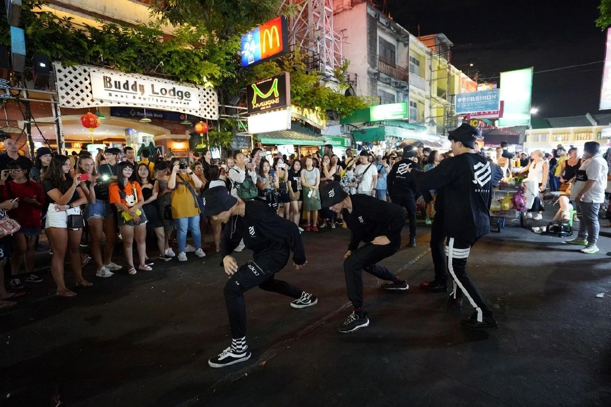 ซี-เบิร์สเตอร์  ระเบิดความมันส์ แฟลชม็อบ “Danger” ทั่วกรุง