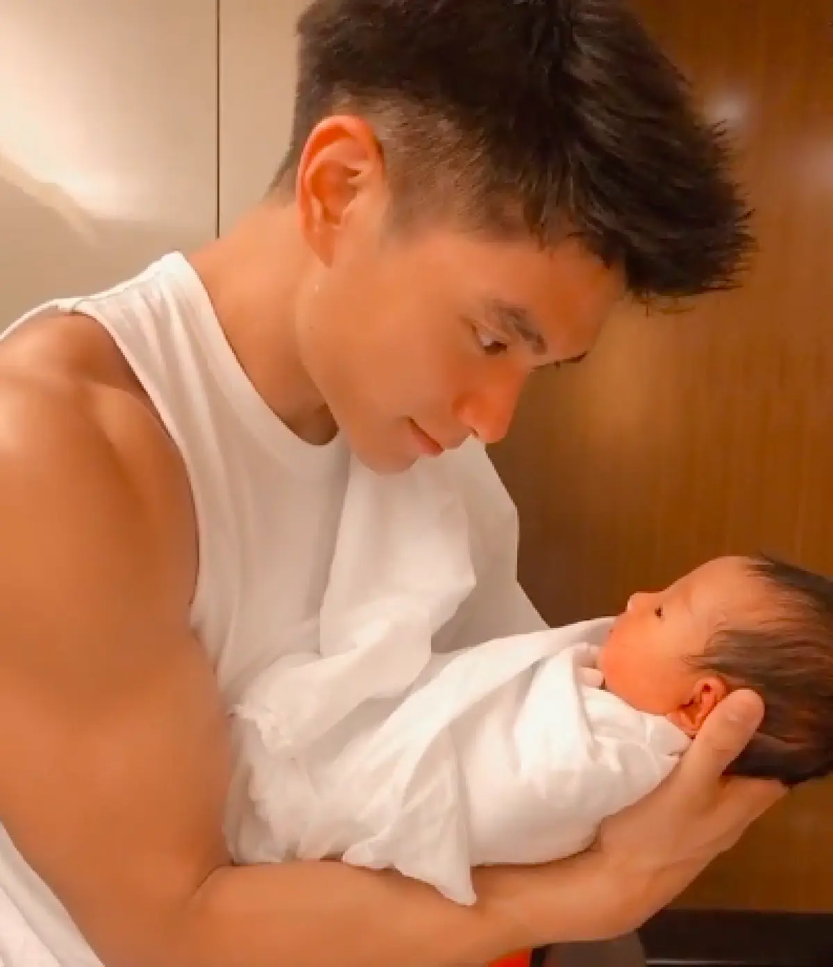 คุณพ่อป้ายแดง มิกกี้ โชว์ภาพอบอุ่นเลี้ยงลูกเก่งมาก งานนี้ เจนี่ หายเหนื่อย