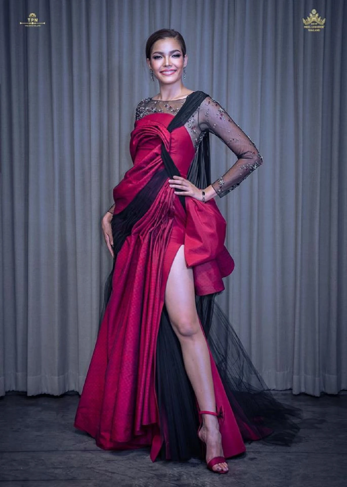 สวยหรูดูแพง! ฟ้าใส ปวีณสุดา ในชุดราตรีผ้าไหมจากแบรนด์ sirivannavari