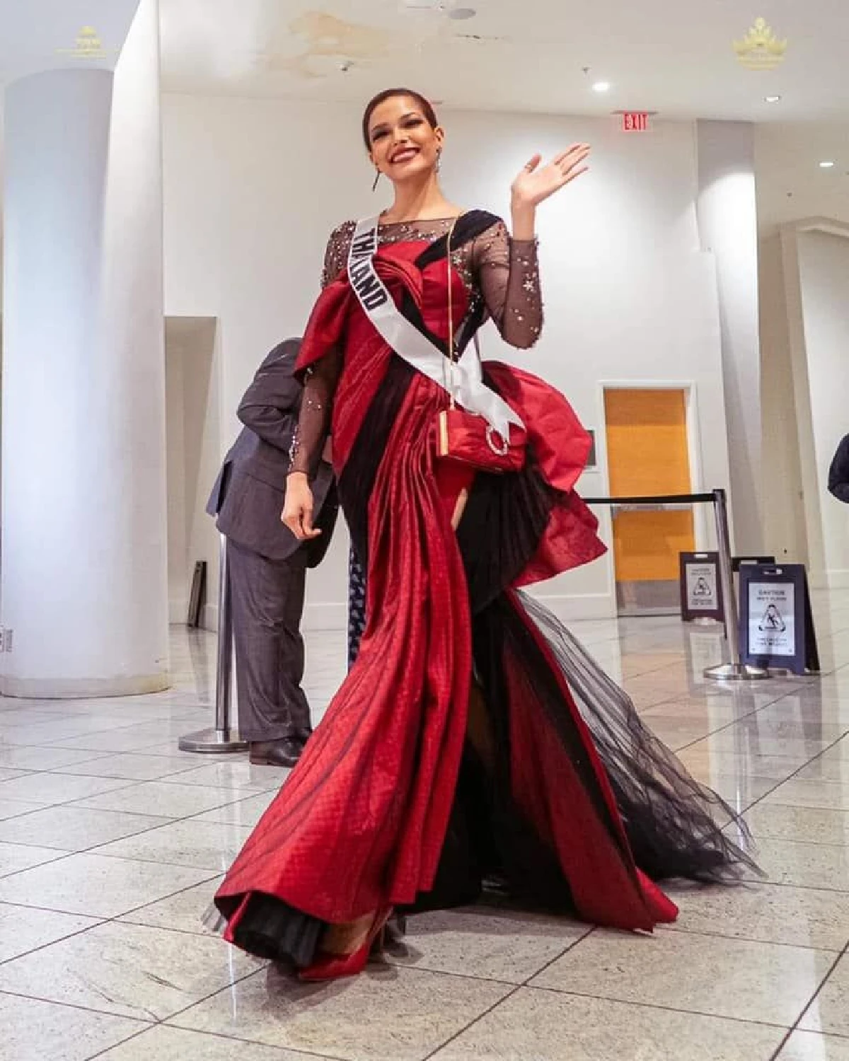 สวยหรูดูแพง! ฟ้าใส ปวีณสุดา ในชุดราตรีผ้าไหมจากแบรนด์ sirivannavari