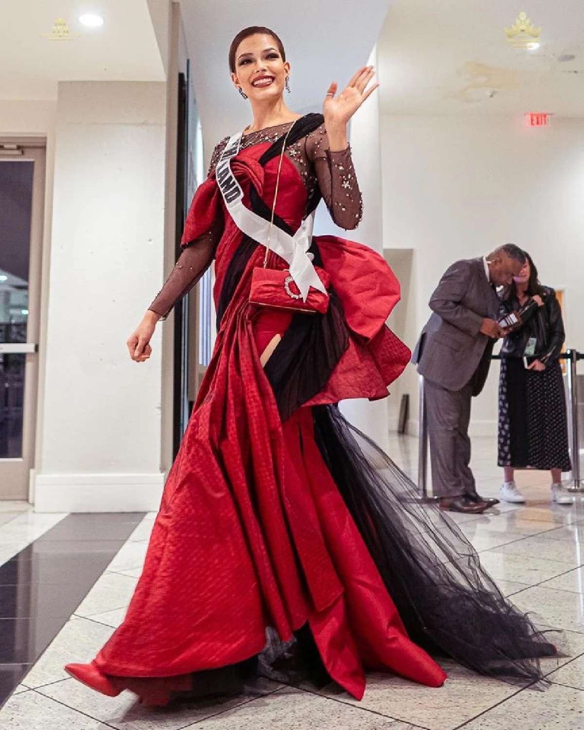 สวยหรูดูแพง! ฟ้าใส ปวีณสุดา ในชุดราตรีผ้าไหมจากแบรนด์ sirivannavari