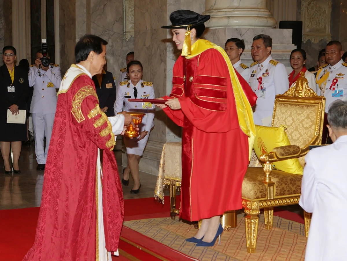 พระราชินี ทรงรับการทูลเกล้าฯ ถวายดุษฏีบัณฑิตกิตติมศักดิ์ สาขาวิทยาการคอมพิวเตอร์