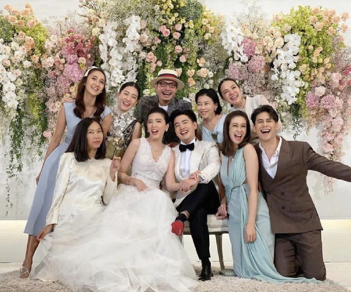 หวานฉ่ำชื่นมื่น! บี มาติกา ควง ไฮโซกร เข้าพิธีหมั้นสุดโรแมนติก