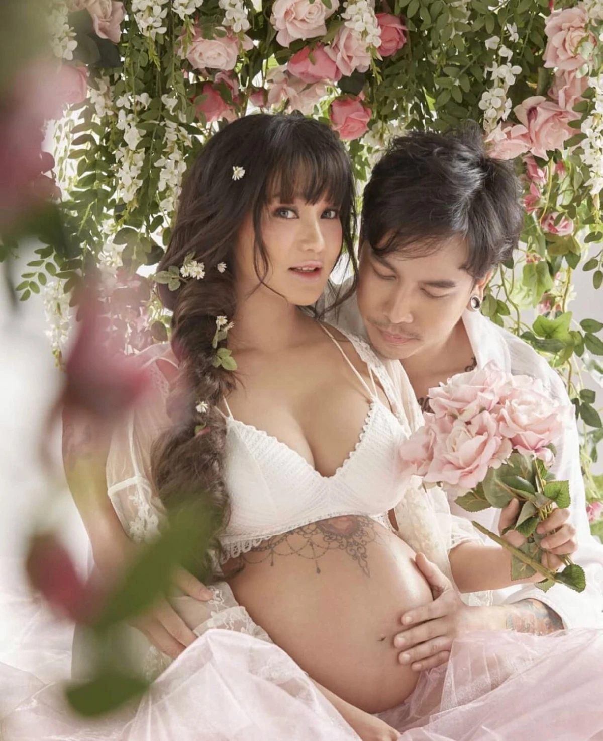 ชมพู่ ก่อนบ่าย ควงสามีถ่ายแบบอวดความแซ่บก่อนคลอด น้องธารา