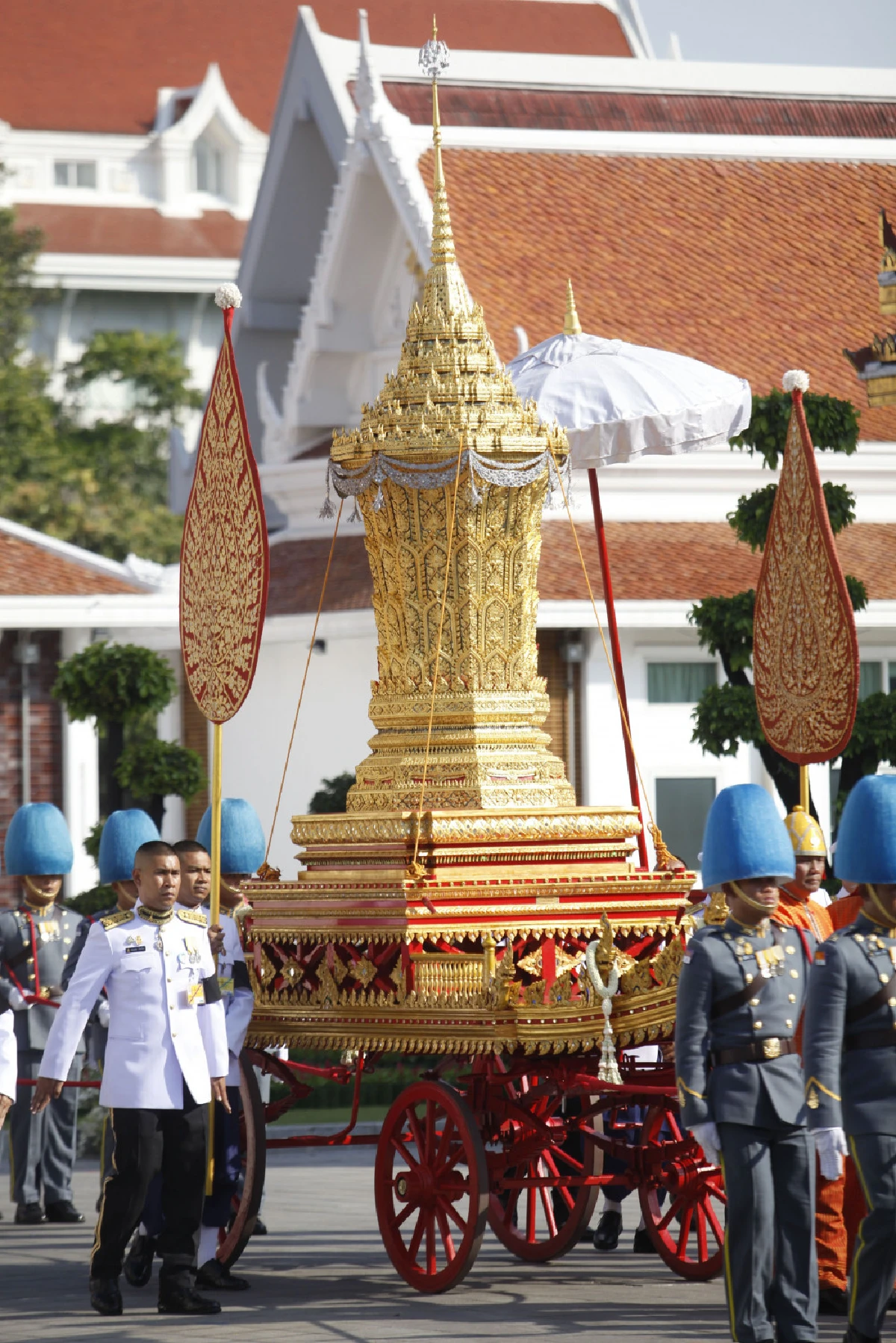 ขบวนอิสริยยศเชิญโกศศพ"พล.อ.เปรม"แห่เวียนเมรุวัดเทพศิรินทราวาส