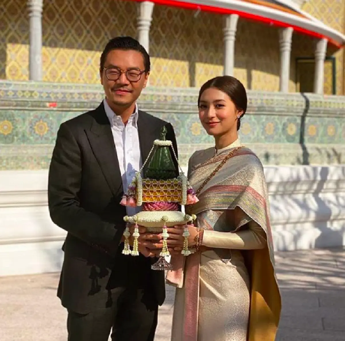 “มิว-ไฮโซเซนต์” จูงมือเข้าเฝ้าถวายสักการะ "สมเด็จพระสังฆราชฯ” เพื่อเป็นสิริมงคลแก่ชีวิตคู่