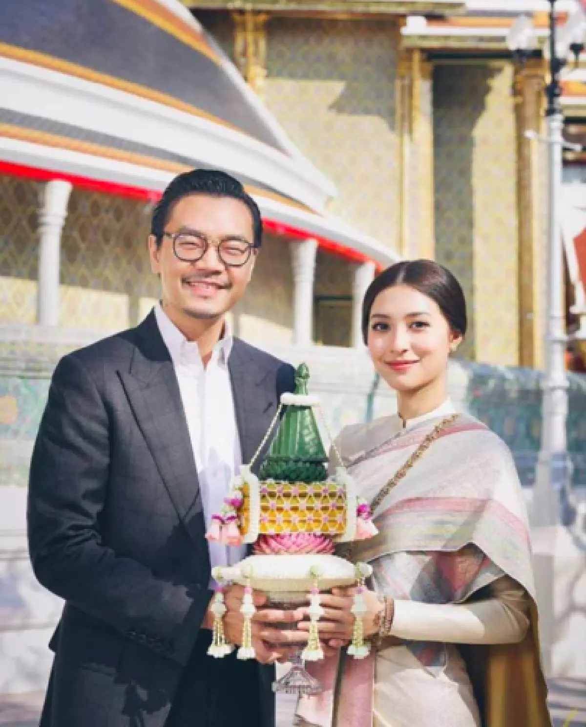 “มิว-ไฮโซเซนต์” จูงมือเข้าเฝ้าถวายสักการะ "สมเด็จพระสังฆราชฯ” เพื่อเป็นสิริมงคลแก่ชีวิตคู่