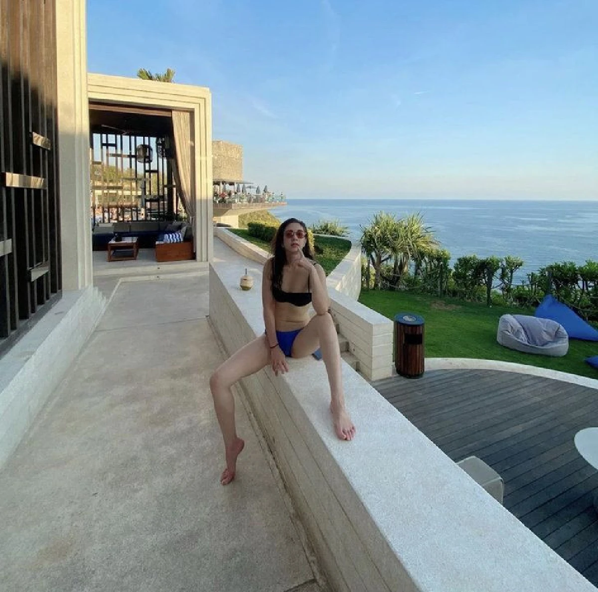 แค่ท่านั่งก็กินขาด! "แป้ง อรจิรา" นุ่งบิกินี่ตัวจิ๋วถ่ายภาพชิลล์ๆ ริมทะเล