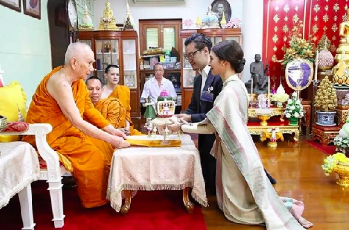 “มิว-ไฮโซเซนต์” จูงมือเข้าเฝ้าถวายสักการะ "สมเด็จพระสังฆราชฯ” เพื่อเป็นสิริมงคลแก่ชีวิตคู่