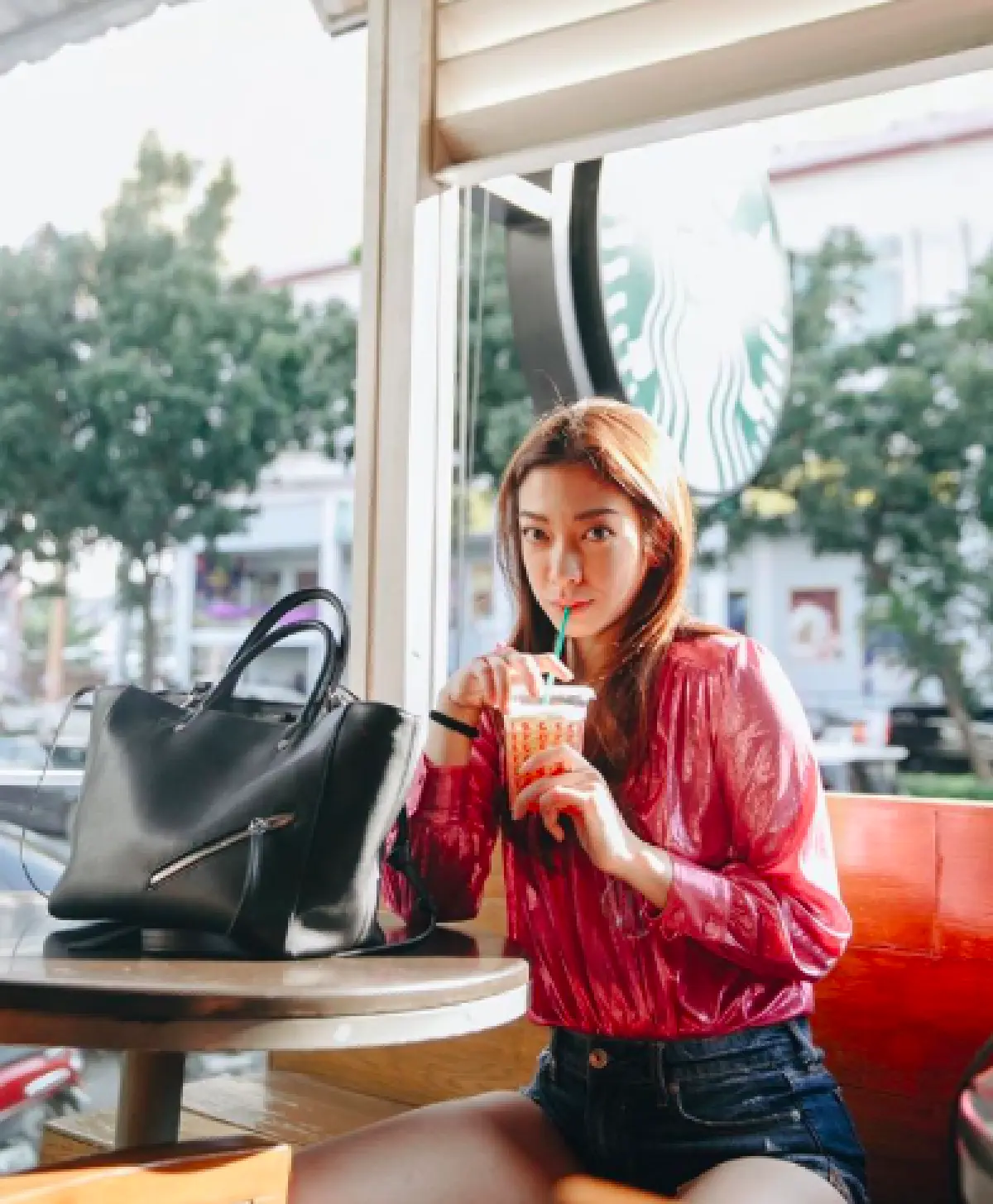 แค่ท่านั่งก็กินขาด! "แป้ง อรจิรา" นุ่งบิกินี่ตัวจิ๋วถ่ายภาพชิลล์ๆ ริมทะเล