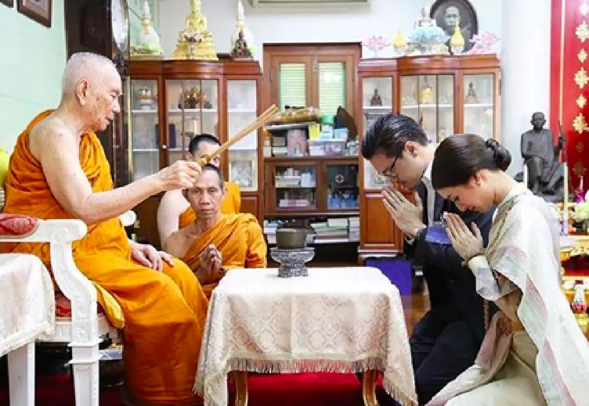 “มิว-ไฮโซเซนต์” จูงมือเข้าเฝ้าถวายสักการะ "สมเด็จพระสังฆราชฯ” เพื่อเป็นสิริมงคลแก่ชีวิตคู่