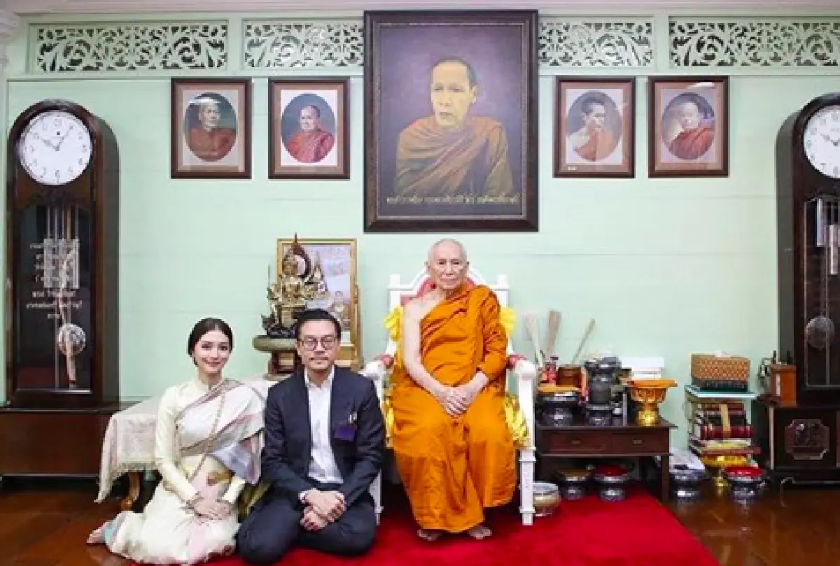 “มิว-ไฮโซเซนต์” จูงมือเข้าเฝ้าถวายสักการะ "สมเด็จพระสังฆราชฯ” เพื่อเป็นสิริมงคลแก่ชีวิตคู่